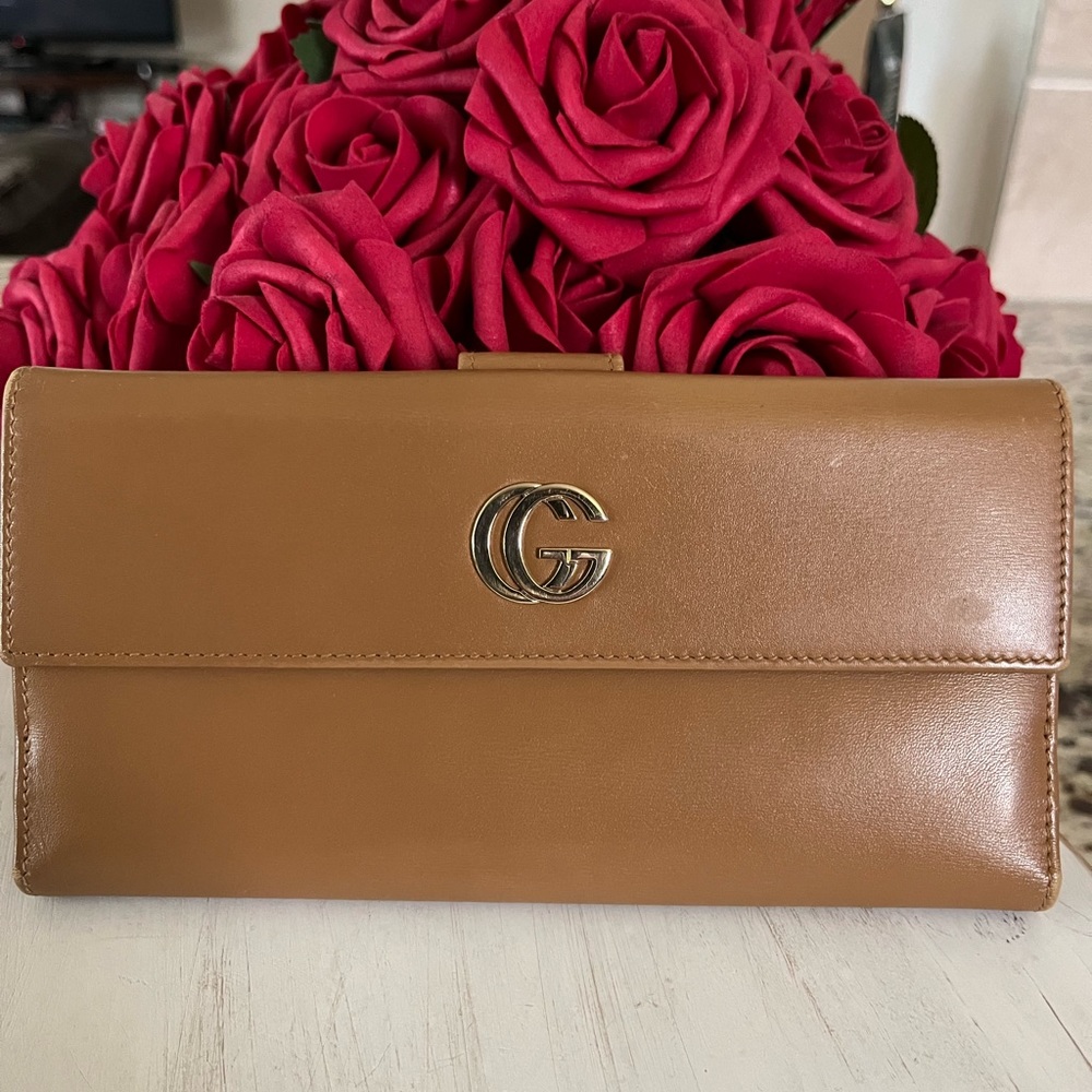 EUC Authentic Gucci Wallet w/ box & dust bag.